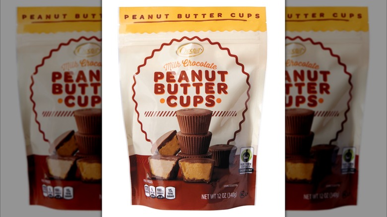 Paquete de tazas de mantequilla de maní con chocolate con leche Aldi Choceur