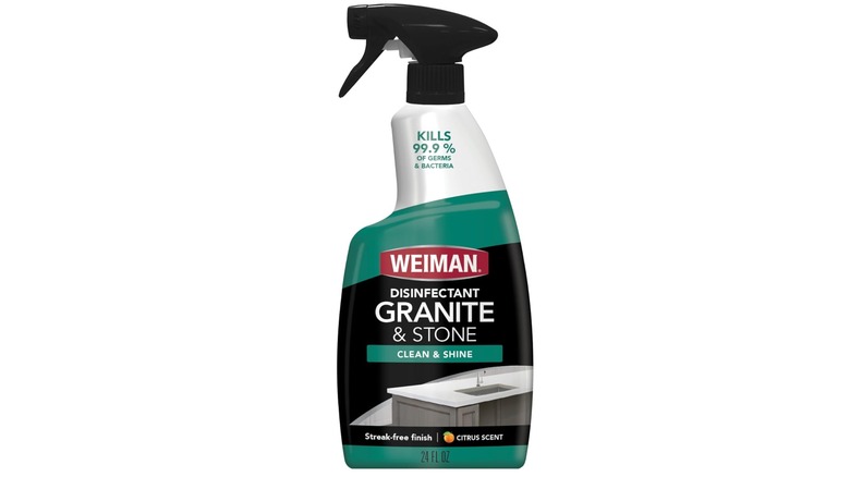 Botella de spray desinfectante Weiman con etiqueta verde sobre un fondo blanco.
