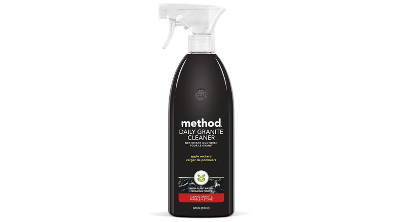 método Spray limpiador diario de granito con aroma a huerto de manzanos en botella negra con fondo blanco