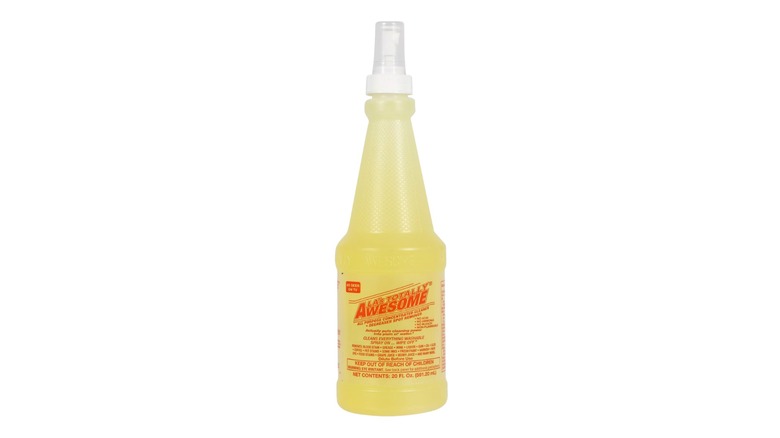 Limpiador multiusos Totally Awesome de Dollar Tree en una botella transparente con fondo blanco