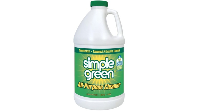 Una botella blanca de concentrado limpiador multiuso Simple Green con una etiqueta verde sobre un fondo blanco.