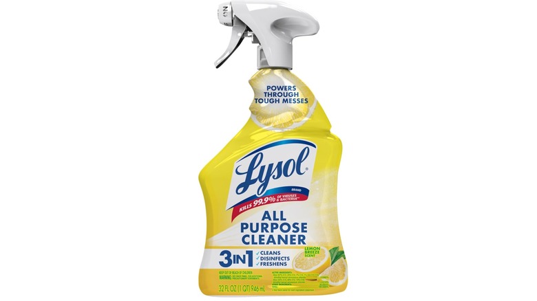 Spray limpiador multiusos Lysol con aroma a limón, etiqueta amarilla y fondo blanco.