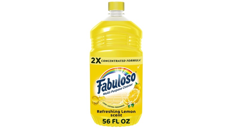 Una botella amarilla de Fabuloso Limpiador Multiusos con aroma a limón y fondo blanco.