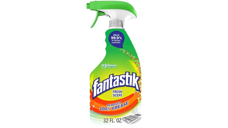 Botella de limpiador multiusos Fantastik de aroma fresco con una etiqueta multicolor y fondo blanco