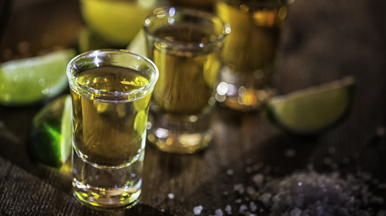 tragos de tequila con sal y lima