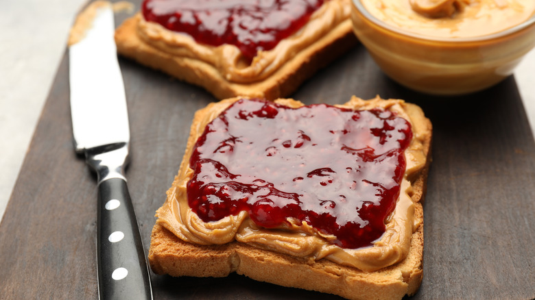 Sándwiches abiertos de mantequilla de maní y jalea