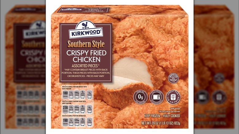 Una caja de paquete variado de pollo frito crujiente estilo Kirkwood Southern, que muestra el pollo en la caja