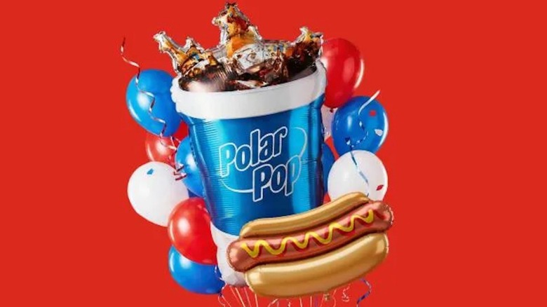 Promoción para la oferta de comida de $2.50 de Circle K que incluye globos con forma de Polar Pop y un hot dog