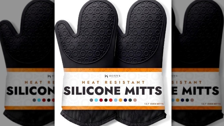 Guantes de silicona para horno sobre fondo blanco.