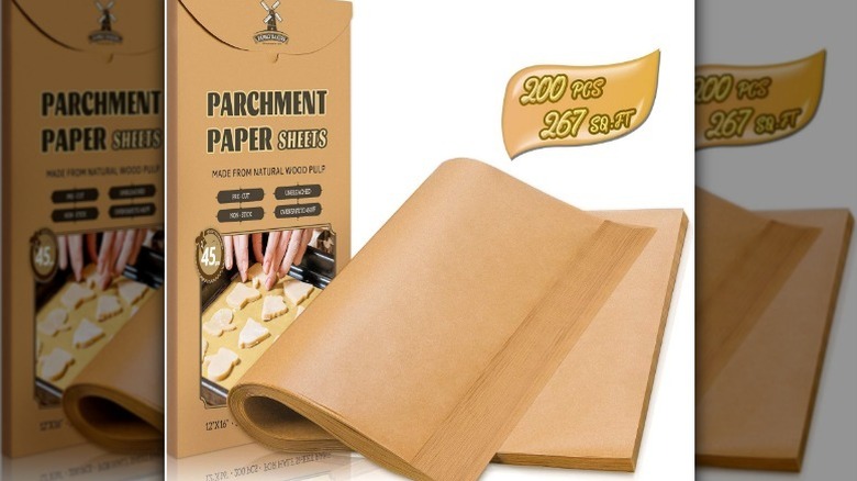 Hojas de papel pergamino sobre fondo blanco.