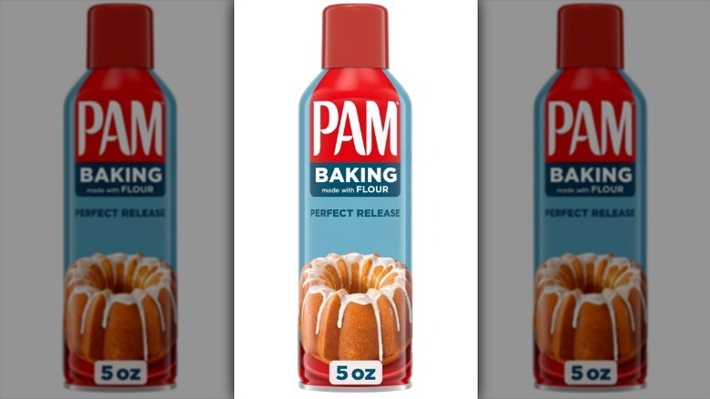Spray para hornear PAM sobre fondo blanco.