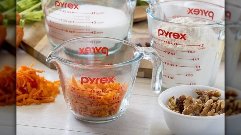 Tazas medidoras Pyrex sobre fondo blanco.