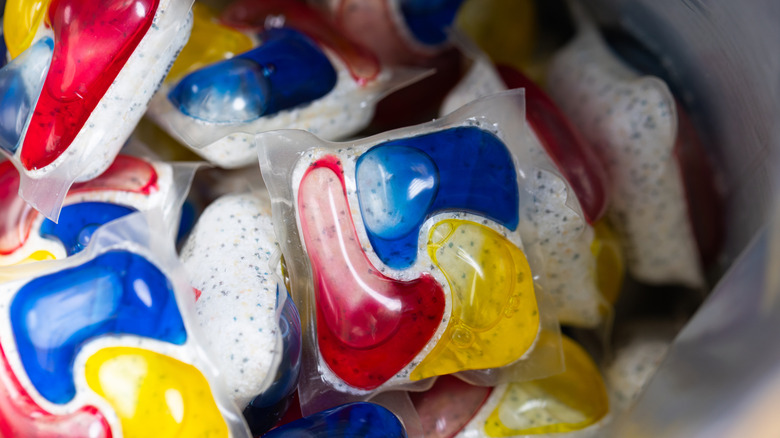 Cápsulas líquidas para lavavajillas multicolores