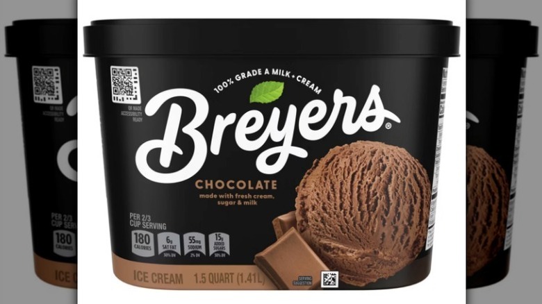 Helado de chocolate Breyers sobre fondo blanco.