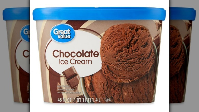 Helado de chocolate de gran valor sobre fondo blanco.