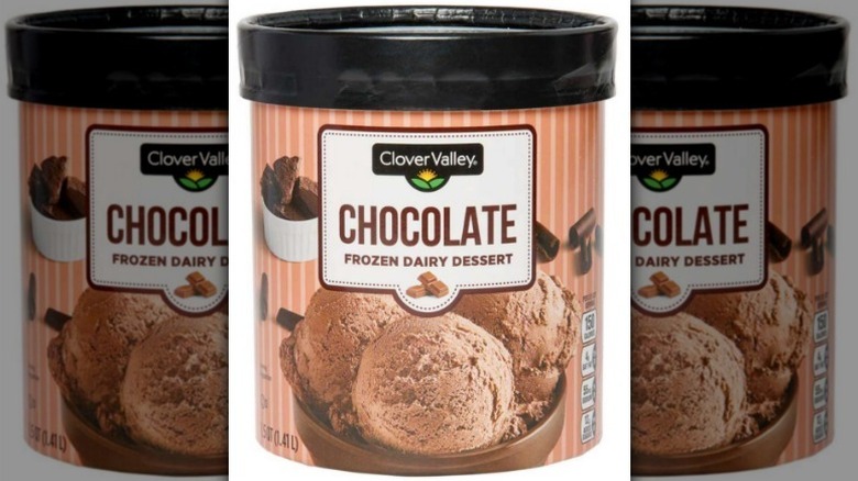 Postre helado de chocolate Clover Valley sobre fondo blanco
