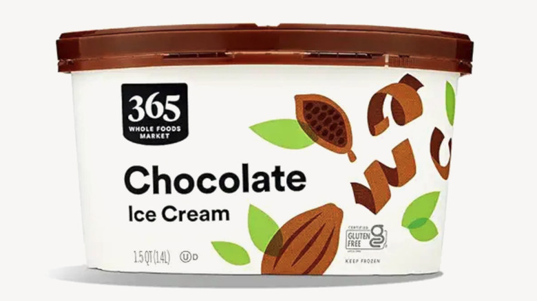 365 helado de chocolate sobre fondo blanco.