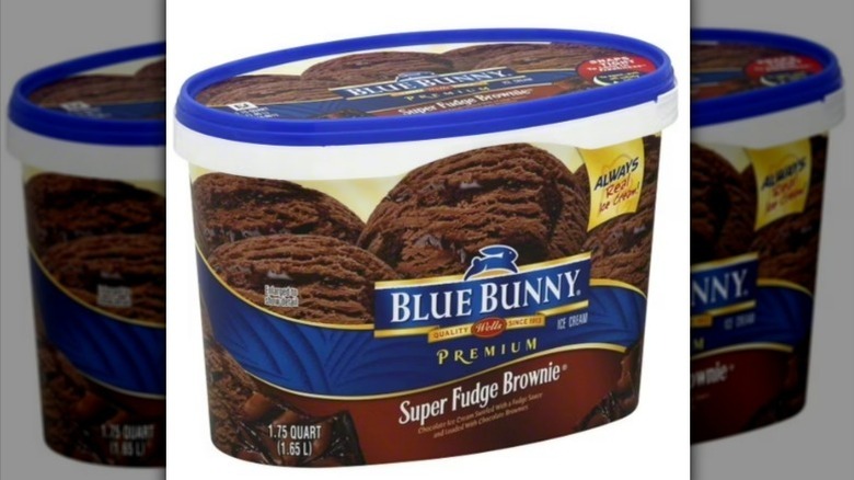 Helado de brownie super fudge de Blue Bunny sobre fondo blanco