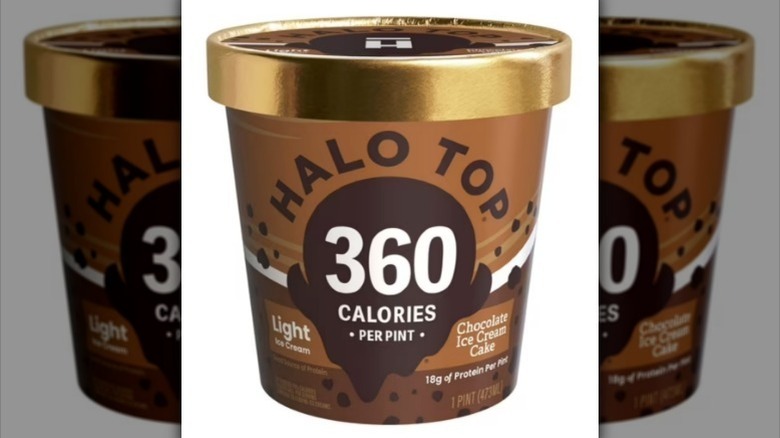 Halo Top helado de chocolate pastel helado sobre fondo blanco.
