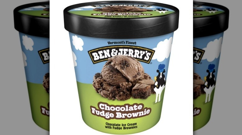 Brownie de chocolate con chocolate de Ben & Jerry sobre fondo blanco