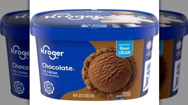 Helado de chocolate Kroger sobre fondo blanco.