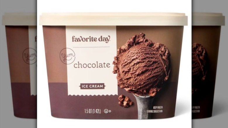 Helado de chocolate del día favorito sobre fondo blanco.