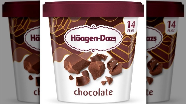 Helado de chocolate Haagen Dazs sobre fondo blanco.