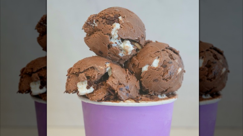 Helado de chocolate con nueces, trozos de chocolate y remolino de malvavisco