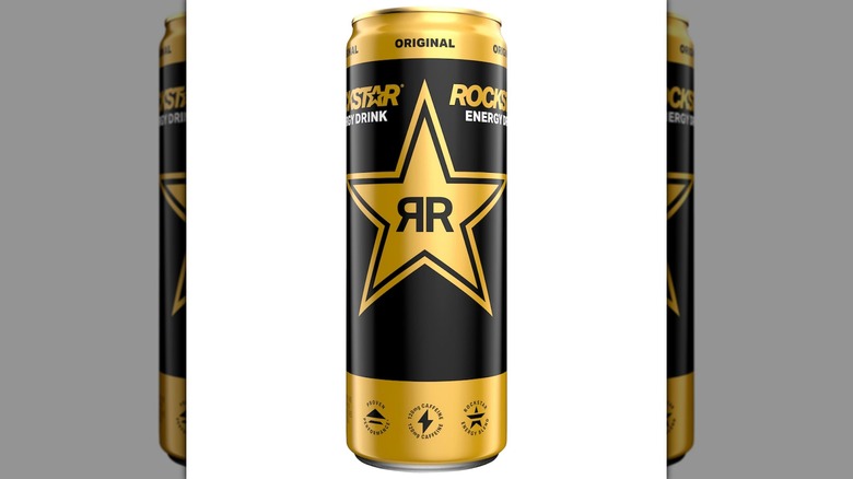 Una lata de Rockstar original sobre un fondo blanco.