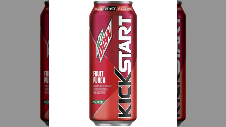Una lata de ponche de frutas Mountain Dew Kickstart sobre un fondo blanco.