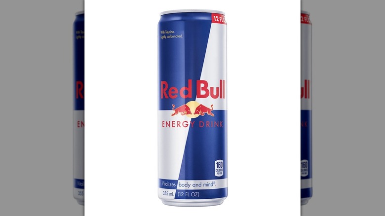 Una lata de Red Bull original sobre un fondo blanco.