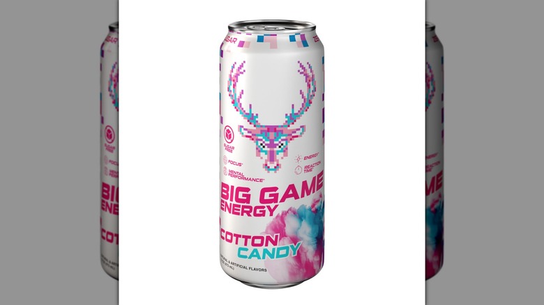 Una lata de algodón de azúcar Big Game Energy sobre un fondo blanco.
