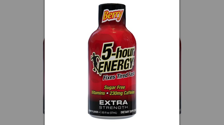 Una botella de energía de 5 horas de bayas sobre un fondo blanco.