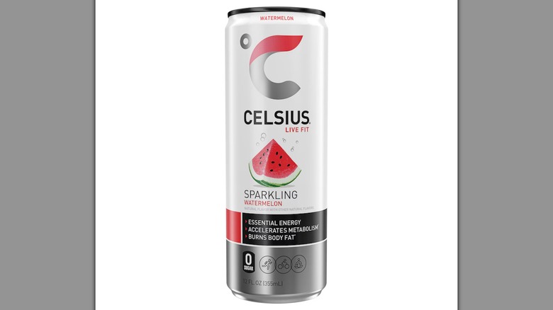 Una lata de sandía Celsius sobre un fondo blanco.