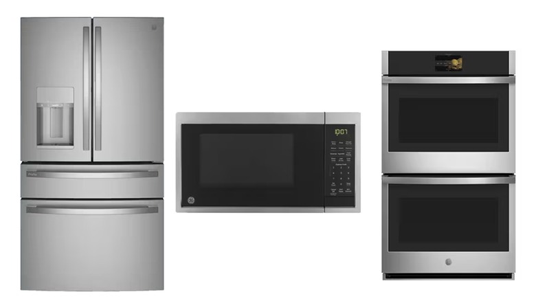 Un refrigerador, un microondas y un horno de doble pared GE Profile, acabados en acero inoxidable
