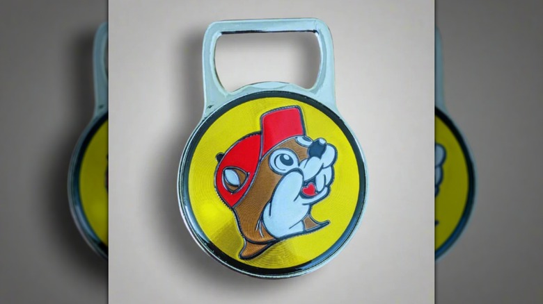Abridor de botellas magnético de Buc-ee sobre un fondo blanco