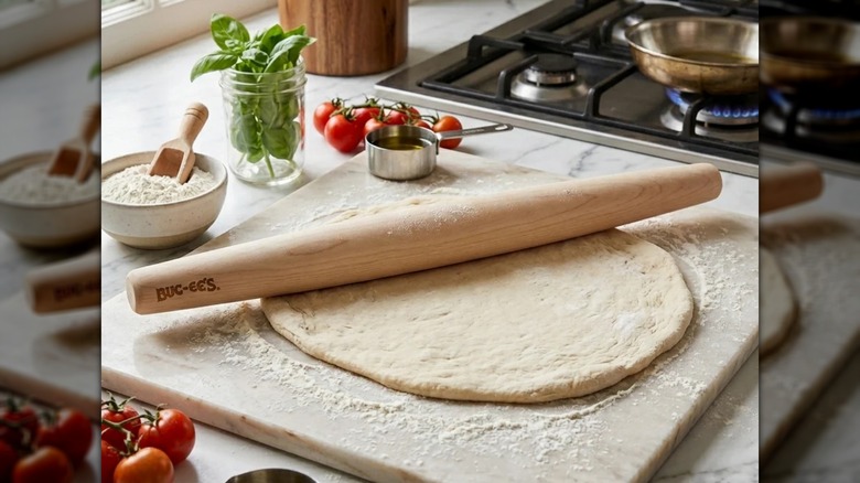 Rodillo cónico de madera de arce de Buc-ee sobre masa de pizza cruda