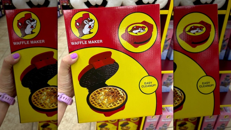 Una mano sosteniendo una máquina para hacer gofres de Buc-ee