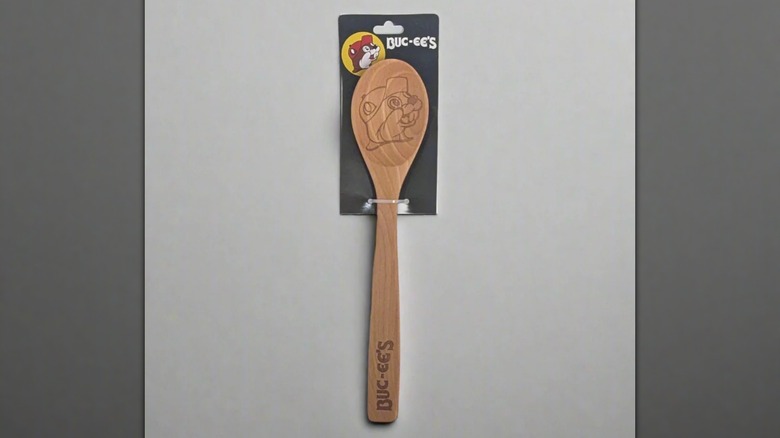 La cuchara de madera de Buc-ee sobre un fondo blanco.