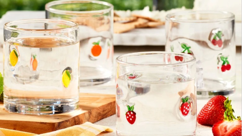 Costco Pandex 14oz. Icono Vasos llenos de líquidos claros en una mesa junto a fresas