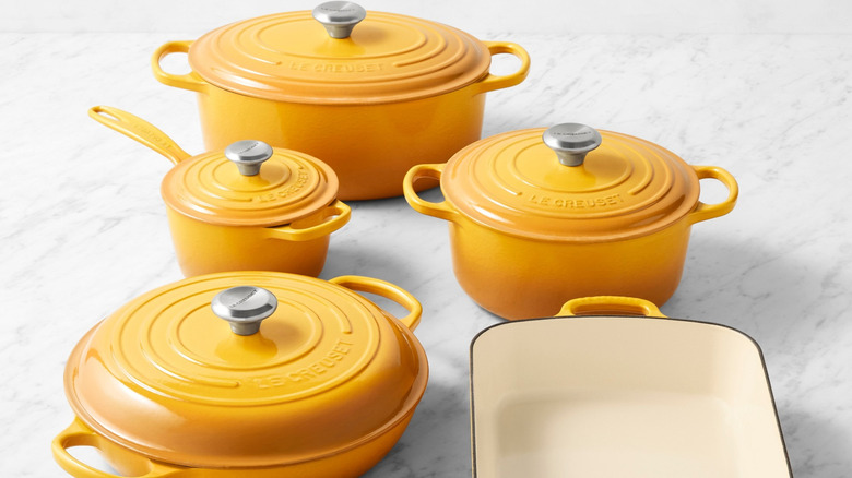 Batería de cocina Le Creuset Elysée Yellow de Marilyn Monroe con fondo blanco