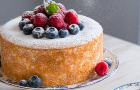 Para productos horneados ligeros y aireados, tome esta herramienta de cocina de la vieja escuela
