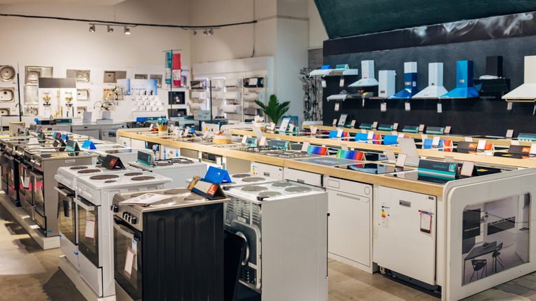 Filas de estufas en una tienda de electrodomésticos.