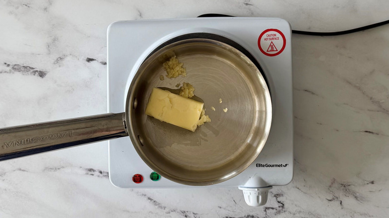 Mantequilla y ajo en una cacerola