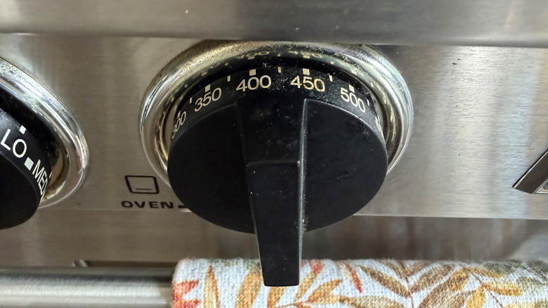 Perilla de temperatura del horno girada a 450 F
