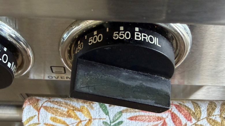 Perilla de temperatura del horno configurada para asar