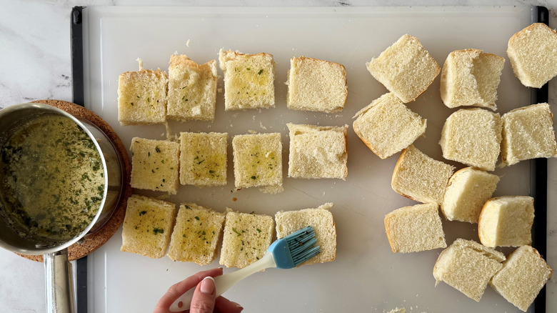 Untar panecillos con mantequilla de ajo