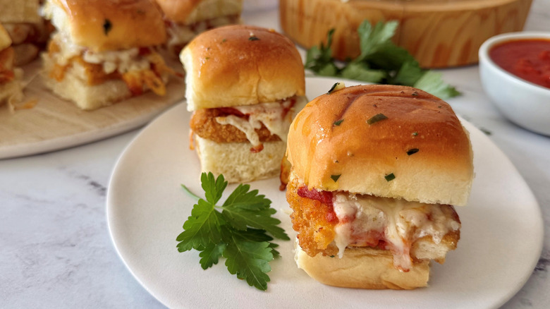 Deslizadores de pollo a la parmesana en un plato con perejil