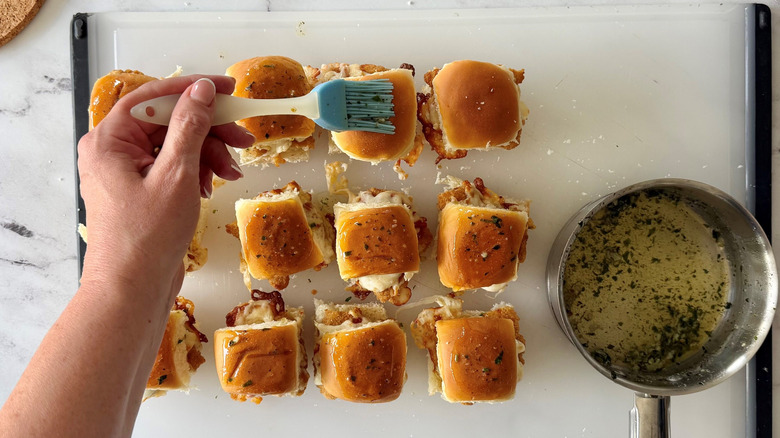Deslizadores de pollo parmesano cepillado a mano con mantequilla de ajo