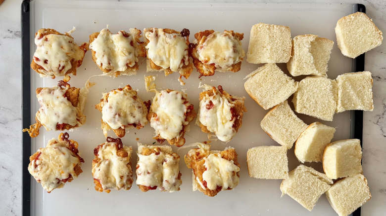 Deslizadores de pollo a la parmesana junto a los panecillos superiores